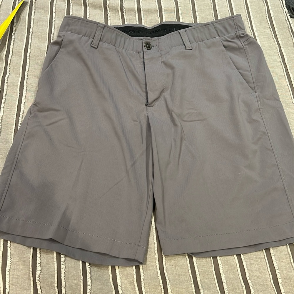 Mens SZ 34 UNDER ARMOUR gray shorts